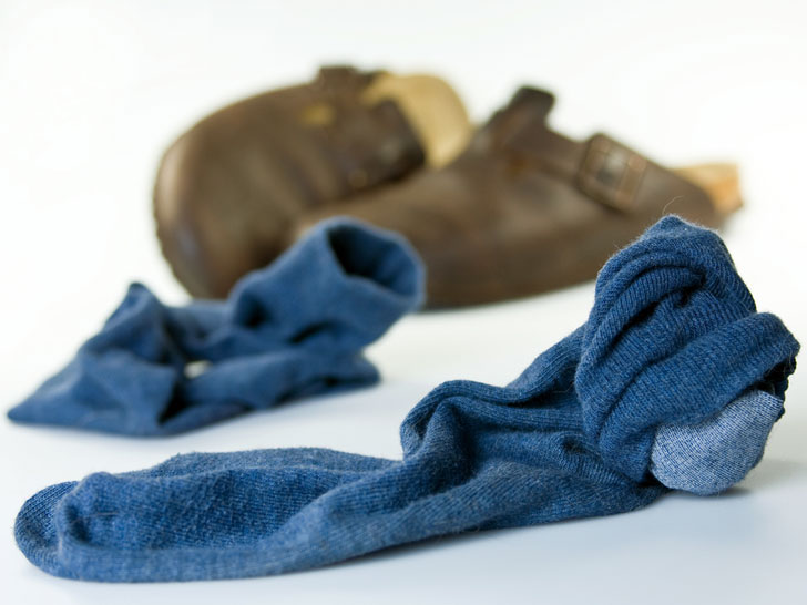 How to cure smelly feet-used-dirty-socks-and-shoes